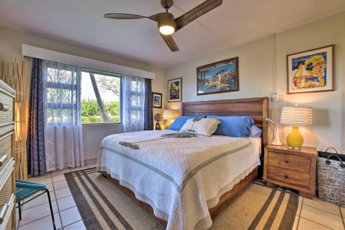 基黑Ocean-View Kihei Condo with Lanai Steps to Beach!的一间卧室设有一张大床和一个窗户。