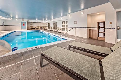 锡达拉皮兹锡达拉皮兹北部乡村套房酒店的游泳池,位于带游泳池的建筑内