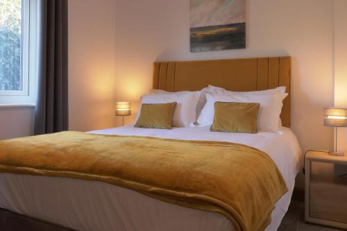莱德林赫The Tack Room - Perfect for Two的一间卧室配有一张大床和两个枕头
