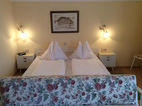 瓦格赖恩安贝格度假屋的酒店客房,设有两张床和一张沙发