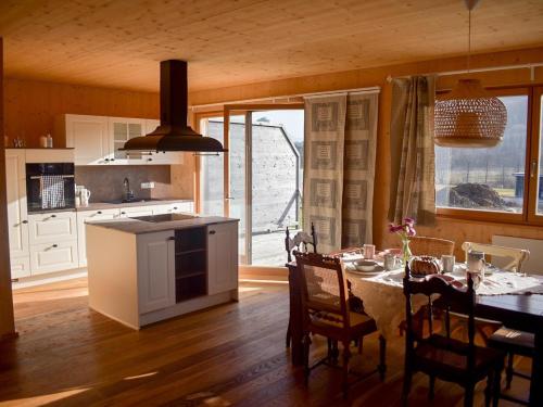 阿特湖Ferienhaus mit Charme的一间带桌子的厨房和一间餐厅