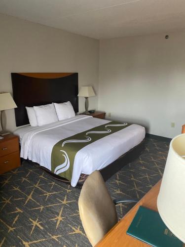 斯普林瓦利春谷 - 纳努埃特品质酒店的酒店客房设有一张大床和一张书桌。