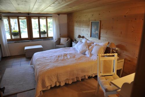 格施塔德Chalet Nyati的木制客房内的一间卧室配有一张大床