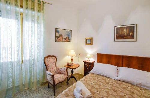努奥罗Casa Marta IUN Q1985的卧室配有床、椅子和窗户。