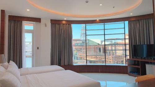Long KhanhQuốc Thanh Hotel的一间卧室设有一张床和一个大窗户