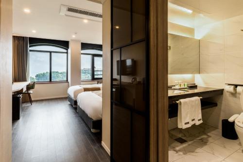 西归浦市Casaloma Hotel的一间酒店客房 - 带一张床和一间浴室