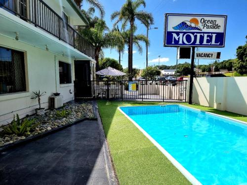 科夫斯港海洋漫游汽车旅馆的汽车旅馆前的游泳池