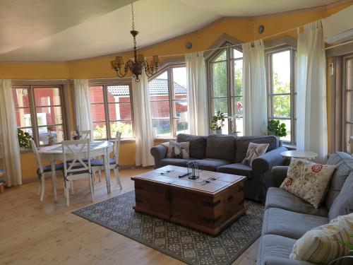 GlanshammarSpiragården的客厅配有沙发和桌子