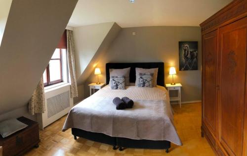 斯帕Villa Sparadis的一间卧室配有一张大床和两个枕头