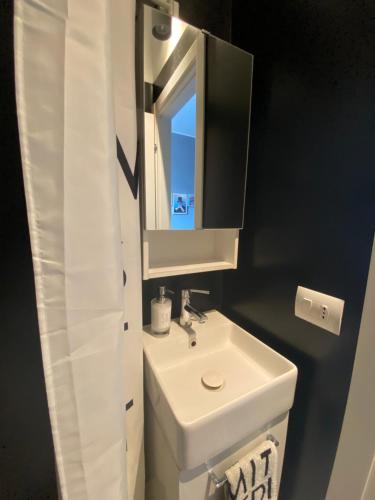 塞斯托-圣乔凡尼Stanza privata con bagno a 15 minuti da Duomo的浴室设有白色水槽和镜子