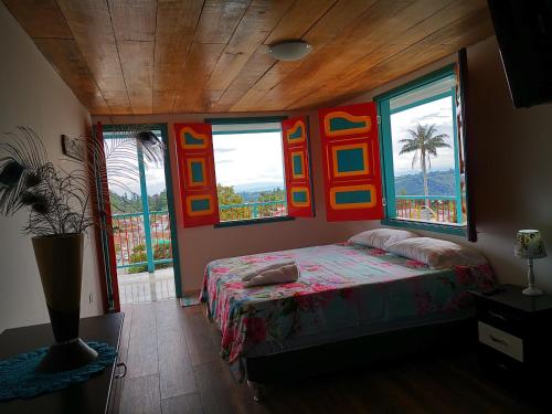 萨兰托Casa Pachamama的一间设有床铺的卧室,位于带窗户的房间内