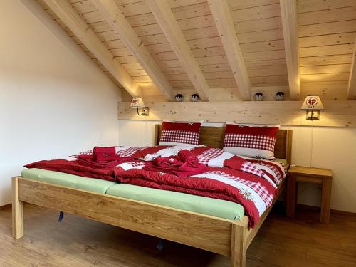 安特拉格里娜诺依公寓的一间卧室配有一张大木床。
