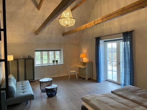维比Lindegaardens Bed and Breakfast的一间卧室配有一张床、一张桌子和一张书桌