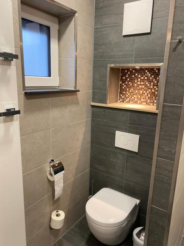 策拉-梅利斯Apartment 1的一间带卫生间和窗户的小浴室