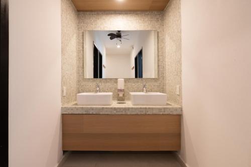 图卢姆Mayan Monkey Tulum的浴室设有2个水槽和镜子