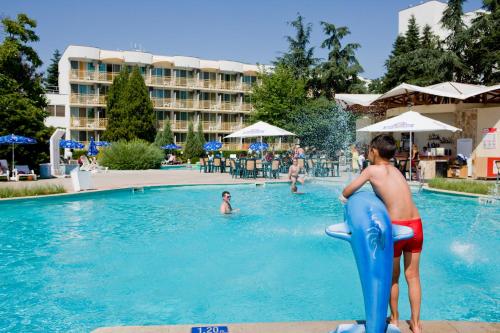 阿尔贝纳Hotel Malibu的一名儿童在酒店的游泳池玩耍