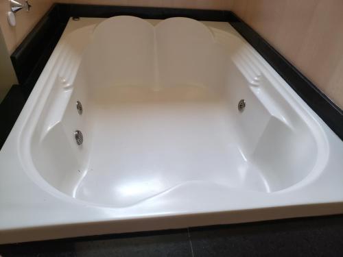 伊利利Casa Duplex Iriri - Banheira e Piscina的浴室配有白色浴缸。