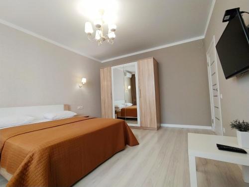 敖德萨квартира в Жилом комплексе Левитана,массив Радужный的一间卧室配有一张床和一台平面电视