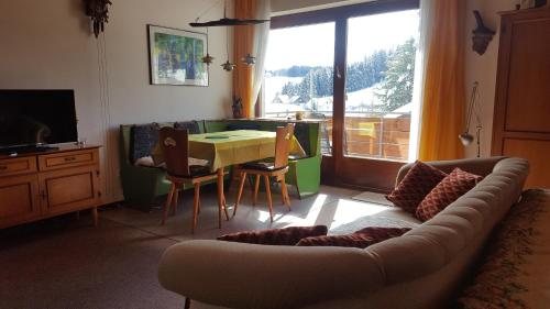 申瓦尔德Ferienhaus Lucia, App.11的客厅配有沙发和桌子
