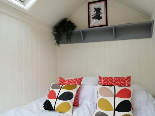 马汉莱斯Ty bech twt的一间卧室配有带色彩缤纷枕头的床。