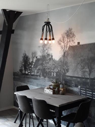 霍尔沃德De Bedstee的餐桌、椅子和墙上的绘画