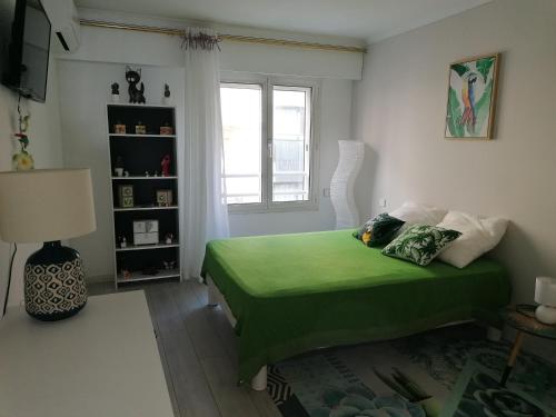 Appartement triangle d'or Saint Raphaël客房内的一张或多张床位