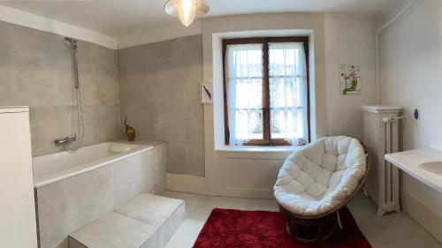 Cormondrechel'Attique du Château的白色的浴室设有浴缸和椅子