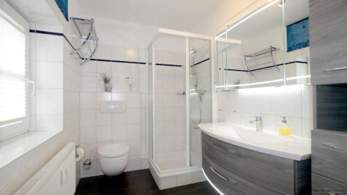 南赫夫特Gaestehaeuser-Heidehof-Wohnung-1的带淋浴、盥洗盆和卫生间的浴室