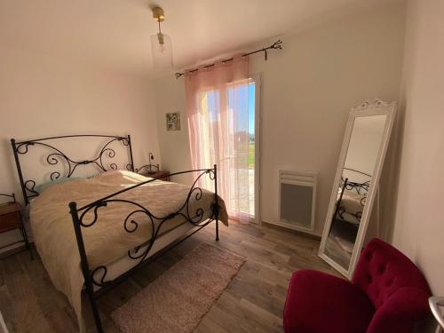 拉戈德Villa Flora的一间卧室配有一张床、镜子和椅子
