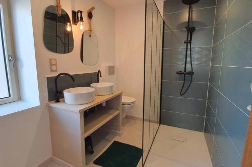 Boisset-Saint-PriestPETIT COCON的一间带两个盥洗盆和淋浴的浴室