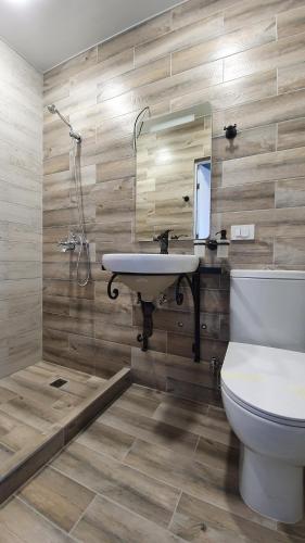 久姆里JINJOTEL Gyumri的一间带水槽、卫生间和淋浴的浴室