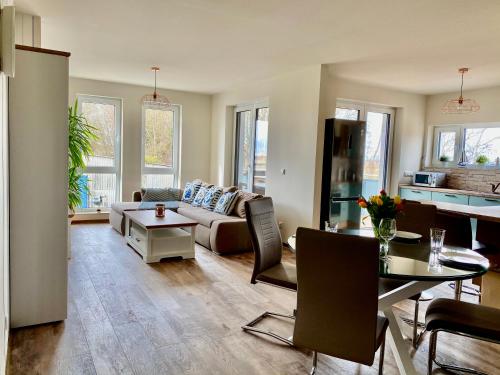 卡尔斯哈根Haus Meerruhe Karlshagen Apartment 1-6的客厅配有沙发和桌子