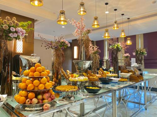 麦加Violet Al Shisha Hotel的在酒店餐桌上享用自助餐