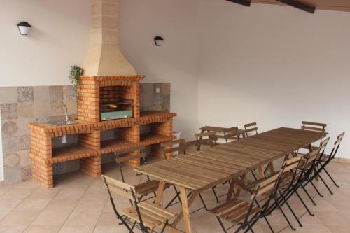 阿尔布费拉Quinta do Sr. Cabrita的一间带木桌和壁炉的用餐室