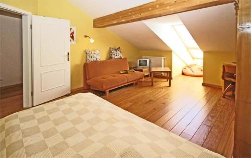 奥斯赛拜-屈隆斯博恩Residenz-Ostseestrand-Wohnung-30-337的一间卧室配有一张床,客厅配有沙发