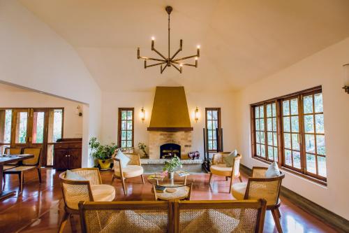比尔梅德Misty Mountain Experience的客厅配有桌椅和壁炉