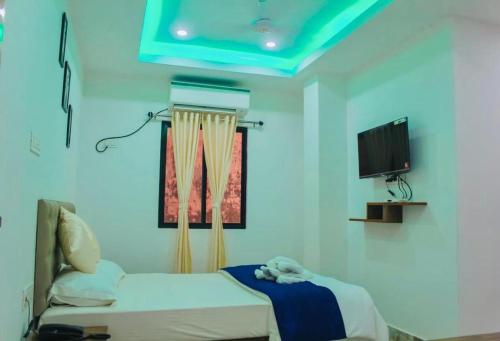 布莱尔港Zcube Andaman的一间医院间 - 带床和平面电视