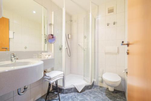 绍普夫海姆Hotel-Gasthaus Adler的带淋浴、盥洗盆和卫生间的浴室