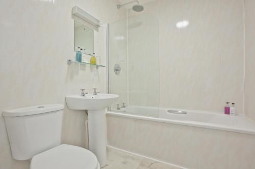 科尼斯顿The Yewdale Inn and Hotel Coniston Village的浴室配有卫生间、盥洗盆和浴缸。