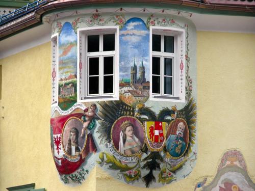 卡纳泽伊Hotel Dolomiti Schloss的一面在建筑物的一面,一面有窗户的画