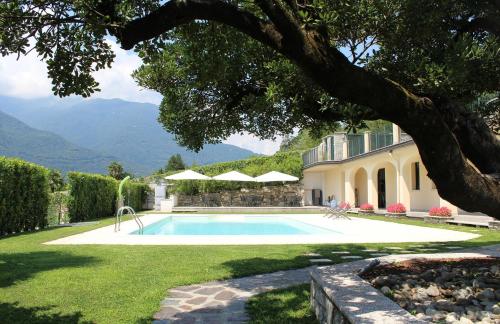 梅尔戈佐Oleandro 2 apartment in Villa Cerutti的一座房子的院子内的游泳池