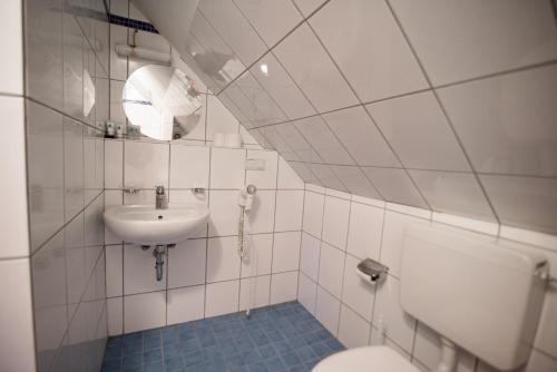 克尔斯特尔巴赫Angelis Pension的白色的浴室设有水槽和卫生间。