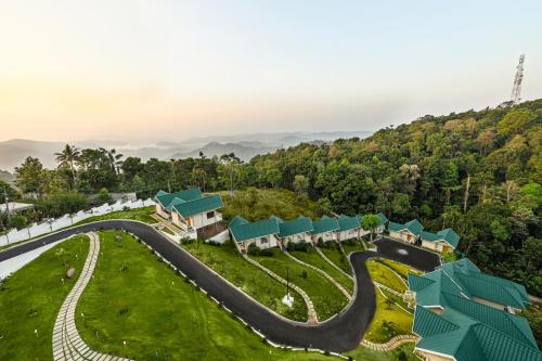 蒙纳Aveda Munnar Mountains and Mist的享有带 ⁇ 曲路的度假胜地的空中景致