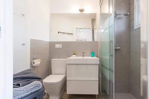 贝纳哈拉菲Paraiso del Sol II的浴室配有卫生间、盥洗盆和淋浴。