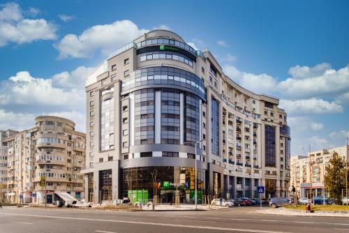 布加勒斯特Holiday Inn Bucharest - Times, an IHG Hotel的城市街道上的一座大建筑