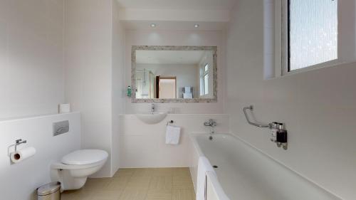 圣赫利尔泽西奥马罗酒店的白色的浴室设有卫生间和水槽。