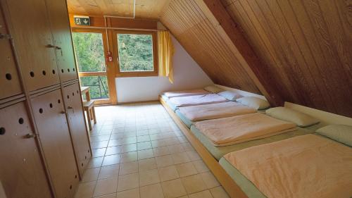 Delémont Youth Hostel客房内的一张或多张床位