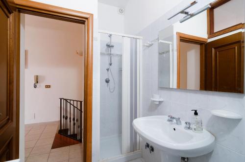 蒙特堡Casa Vacanze Gran Sasso的白色的浴室设有水槽和淋浴。