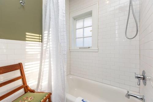 温斯顿·塞勒姆Renowned historic home downtownacross from park的白色的浴室设有浴缸和窗户。