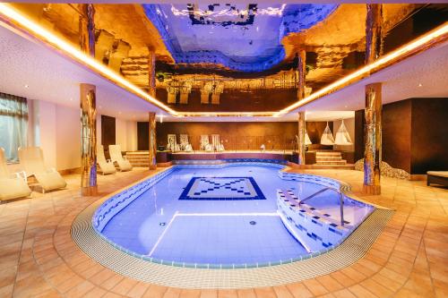 施图拜河谷新施蒂夫特Hotel Bergjuwel的大房间的一个大型游泳池
